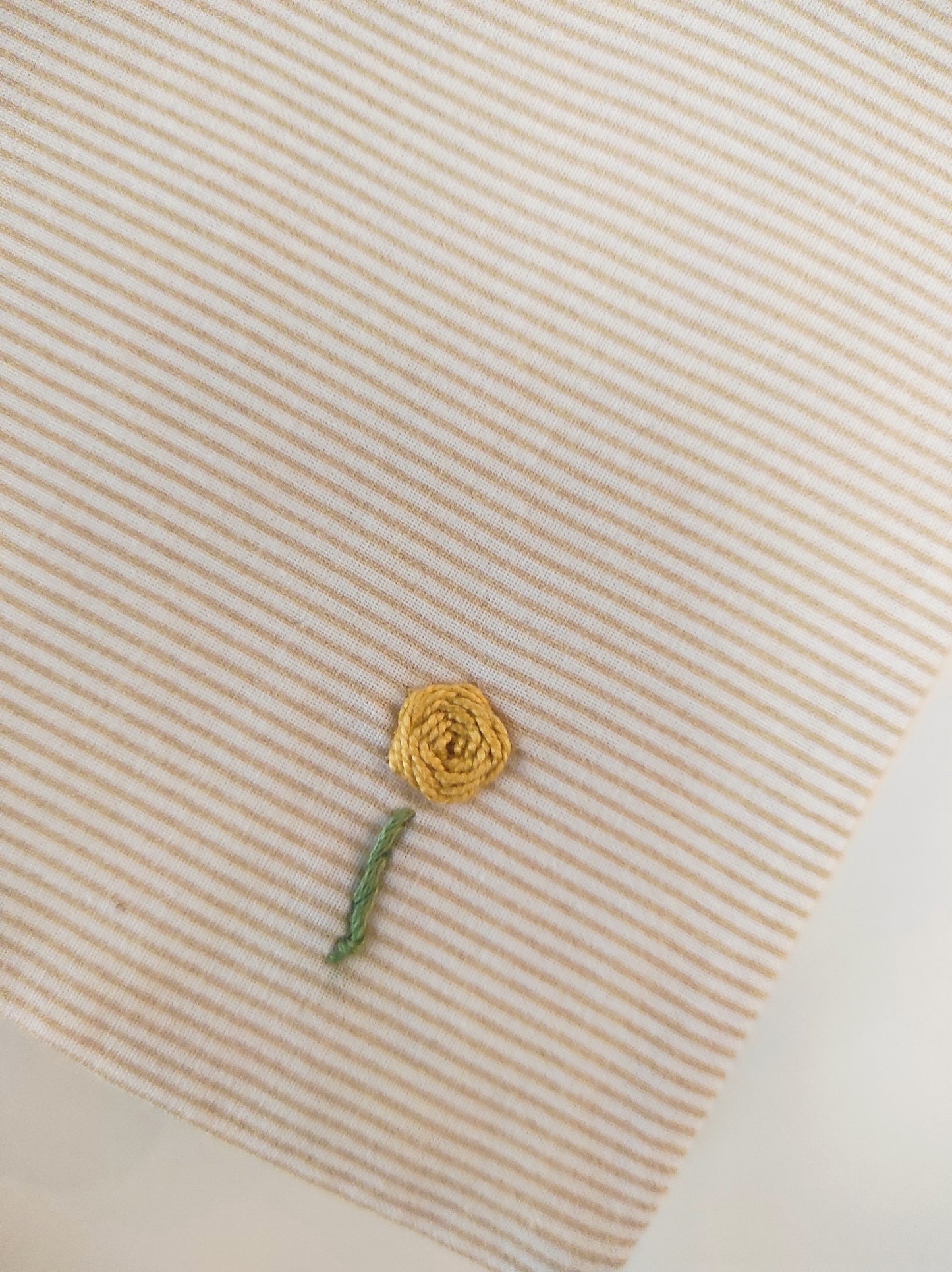 U-Heft Hülle handbestickt "eine gelbe Blume"