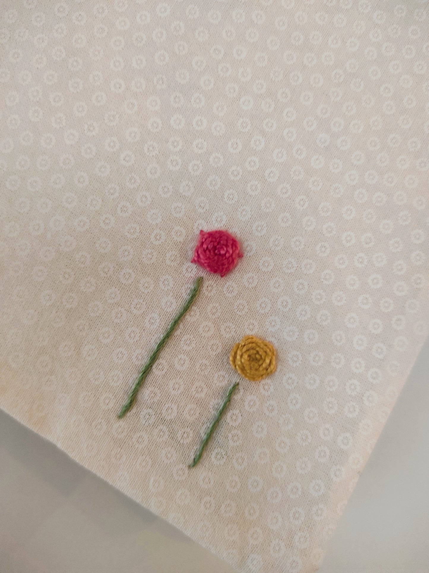 U-Heft Hülle handbestickt "zwei Blumen - gelb und rosa"