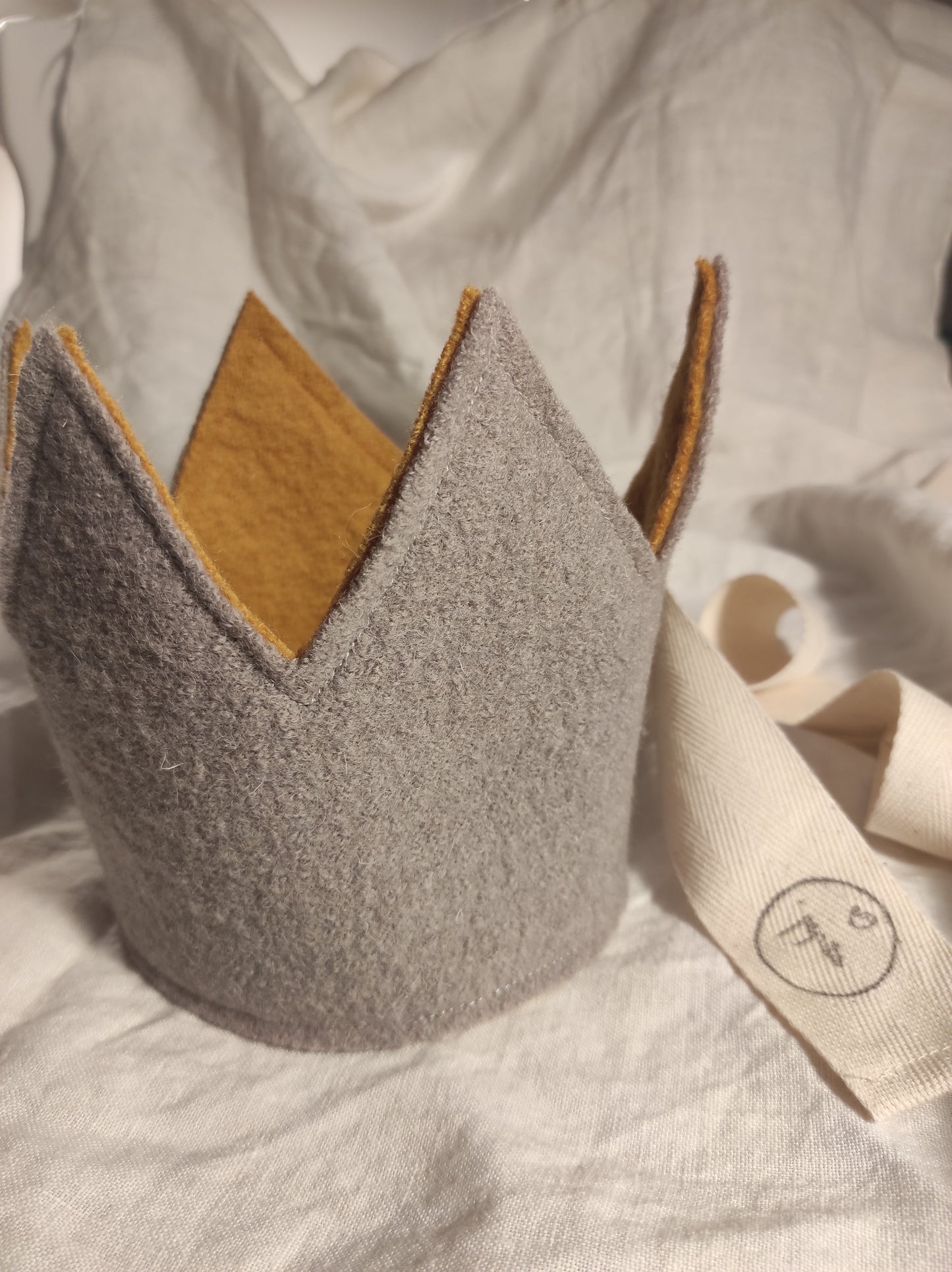 handbestickte Walk Geburtstags-Krone, personalisierbara mit Biene, Blume, Kerze, Sterne, Marienkäfer