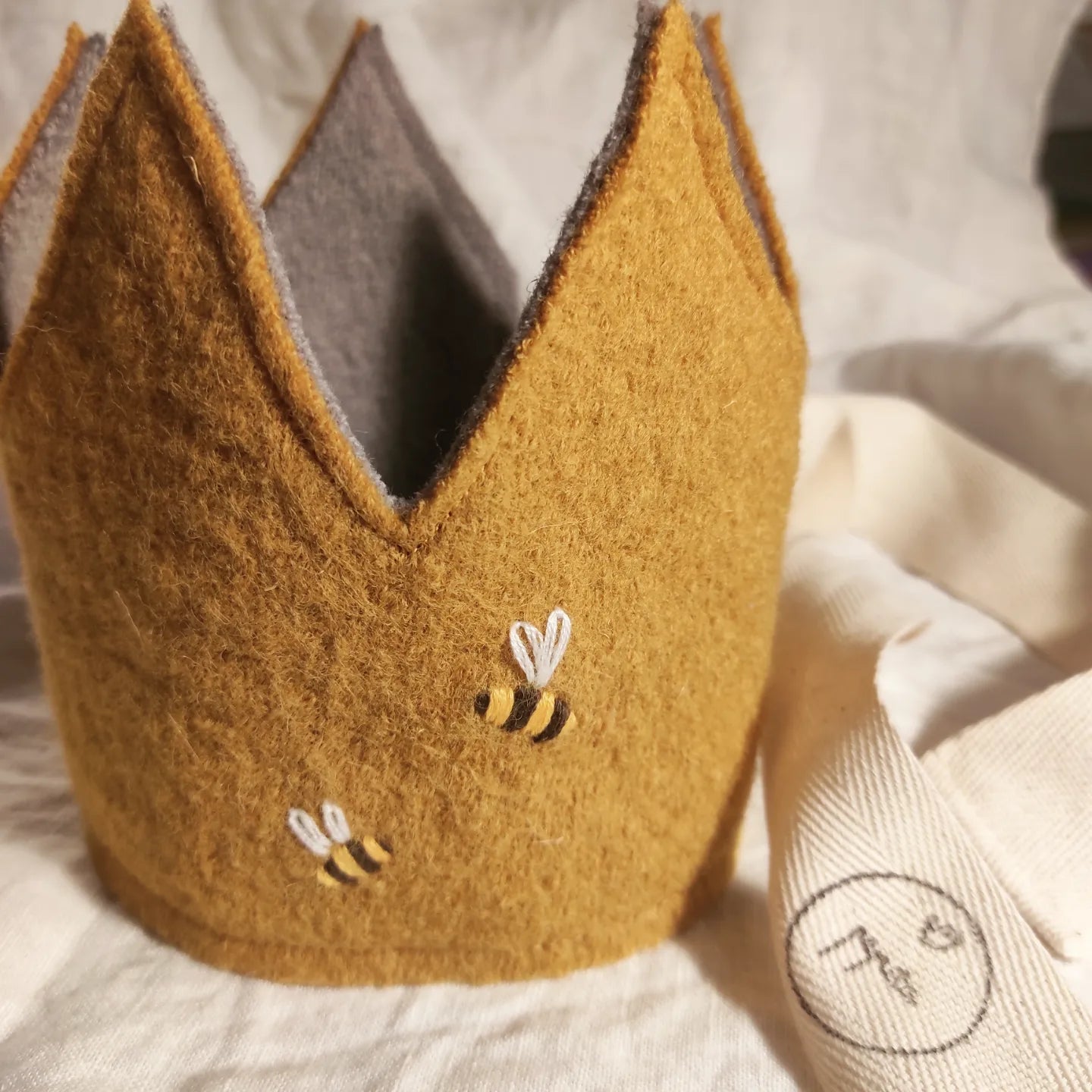 handbestickte Walk Geburtstags-Krone, personalisierbara mit Biene, Blume, Kerze, Sterne, Marienkäfer