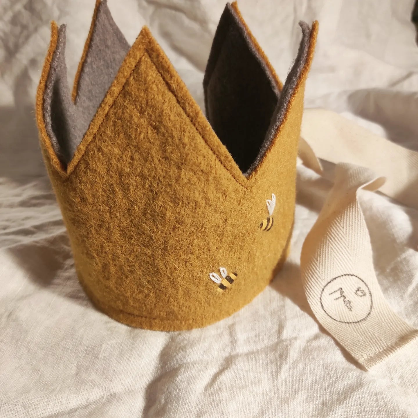 handbestickte Walk Geburtstags-Krone, personalisierbara mit Biene, Blume, Kerze, Sterne, Marienkäfer