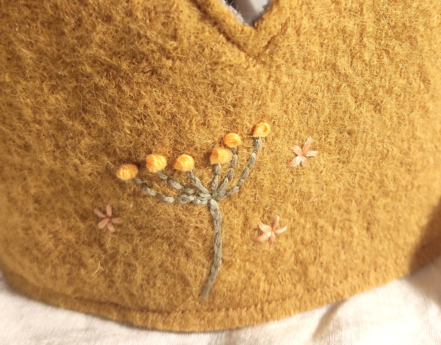 Stickerei 'gelbe Knospen'