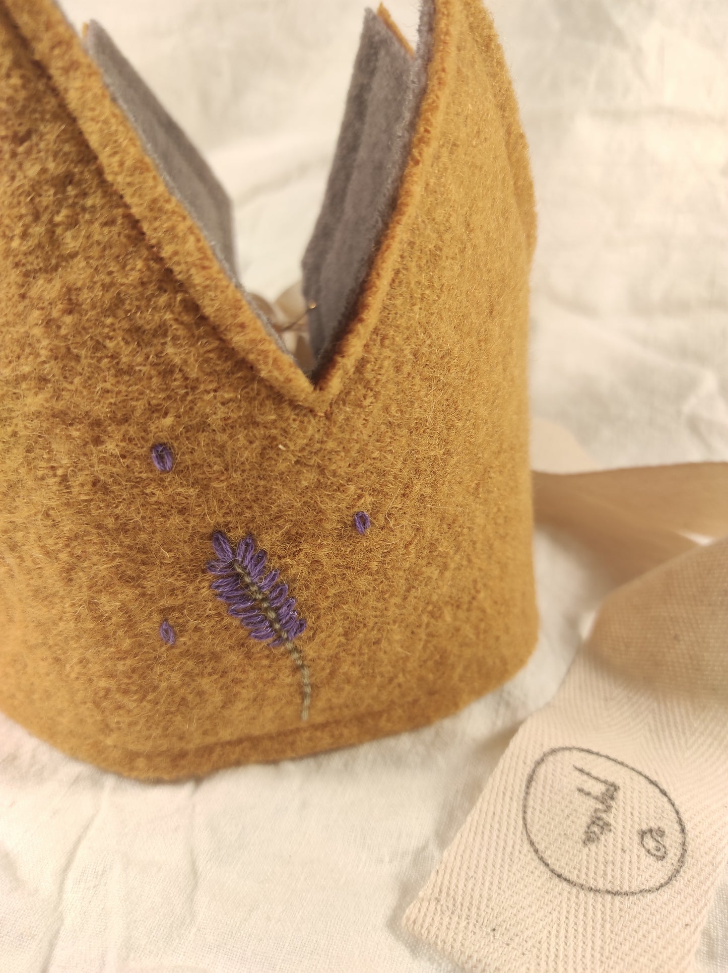handbestickte Walk Geburtstags-Krone, personalisierbara mit Biene, Blume, Kerze, Sterne, Marienkäfer
