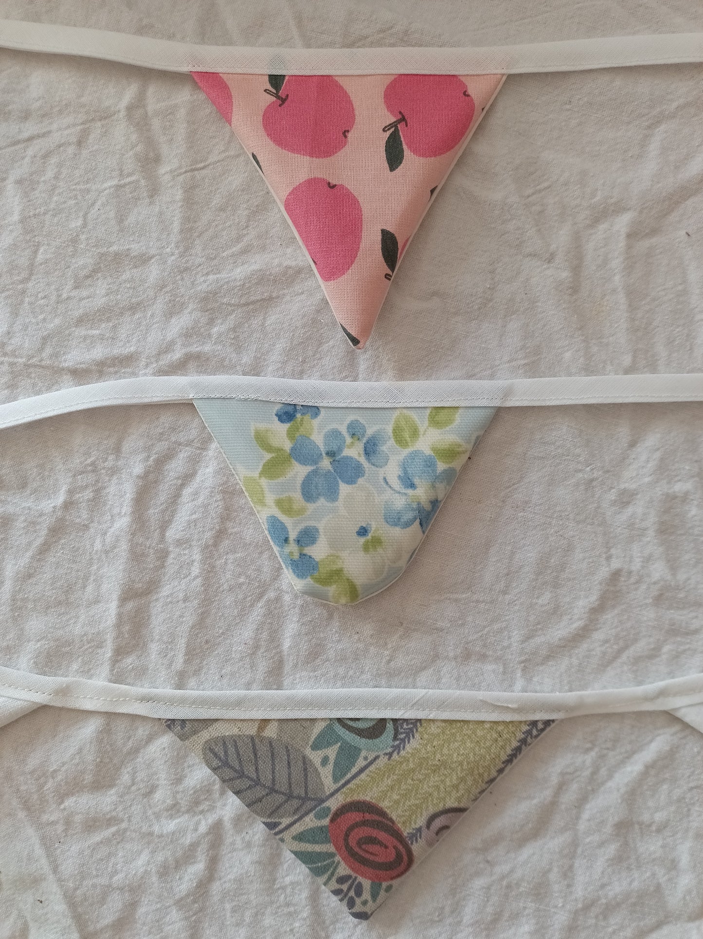 minimalistische Wimpelkette / zarte Girlande für Wohnraum oder Außenbereich