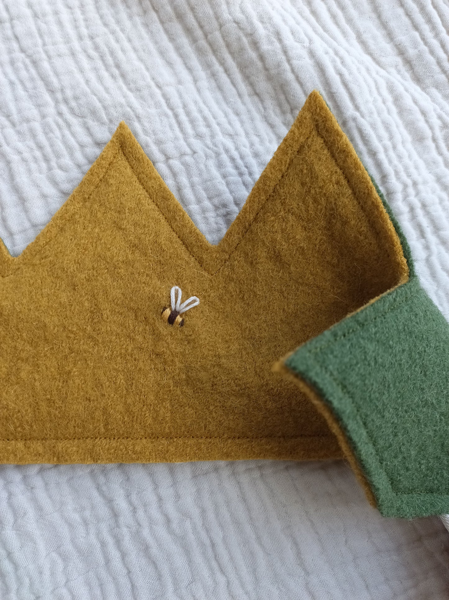 handbestickte Walk Geburtstags-Krone, personalisierbara mit Biene, Blume, Kerze, Sterne, Marienkäfer