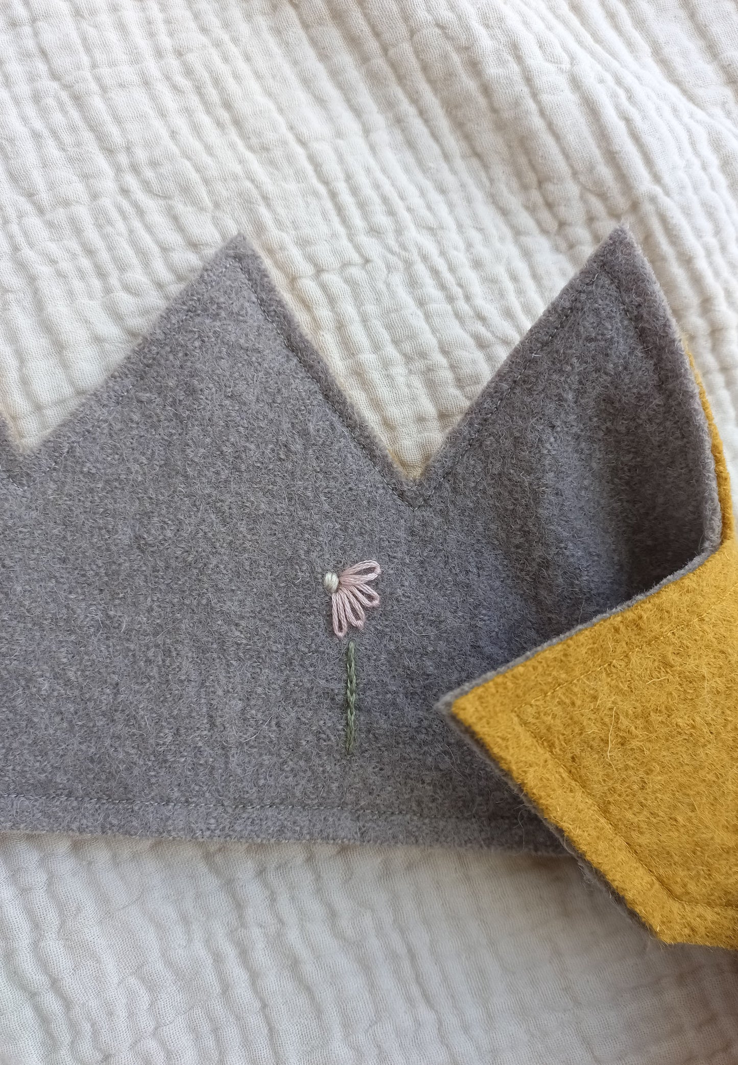 handbestickte Walk Geburtstags-Krone, personalisierbara mit Biene, Blume, Kerze, Sterne, Marienkäfer