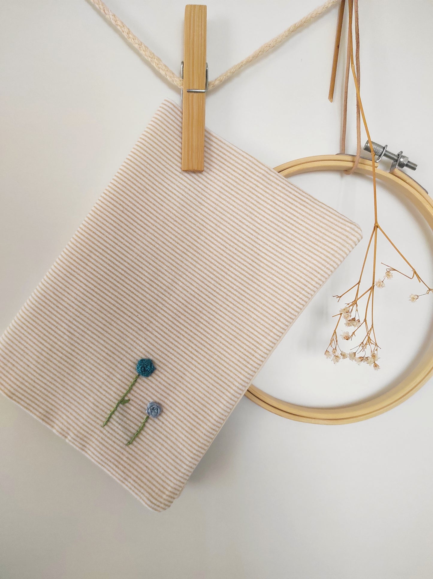 Mutterpass-Hülle handbestickt "zwei blaue Blümchen"