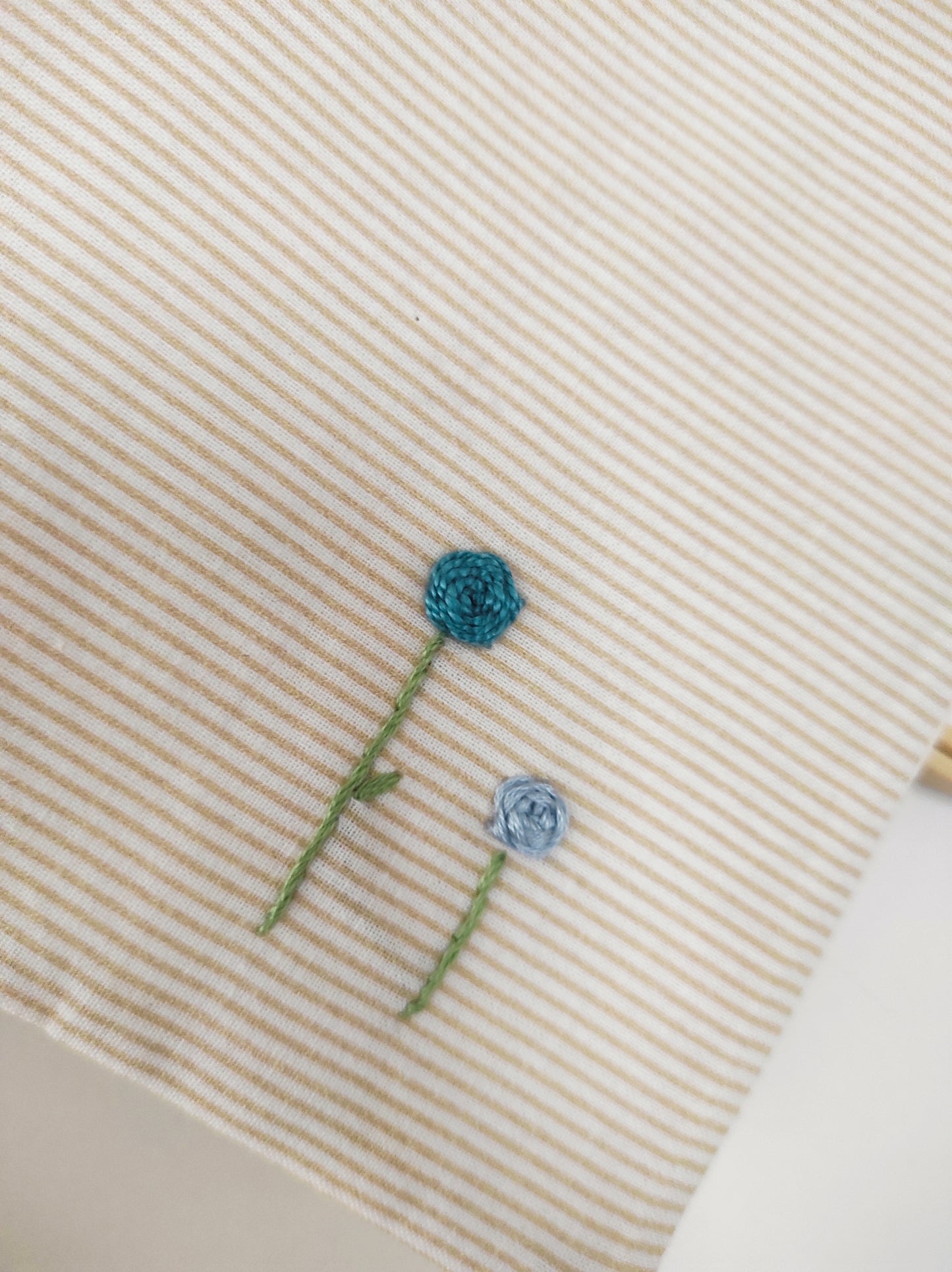 Mutterpass-Hülle handbestickt "zwei blaue Blümchen"