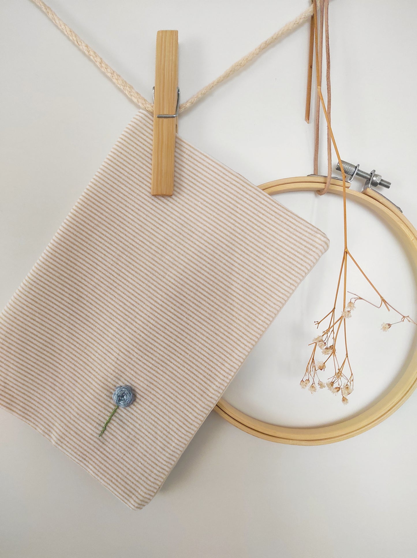 Mutterpass-Hülle handbestickt "eine blaue Blume"