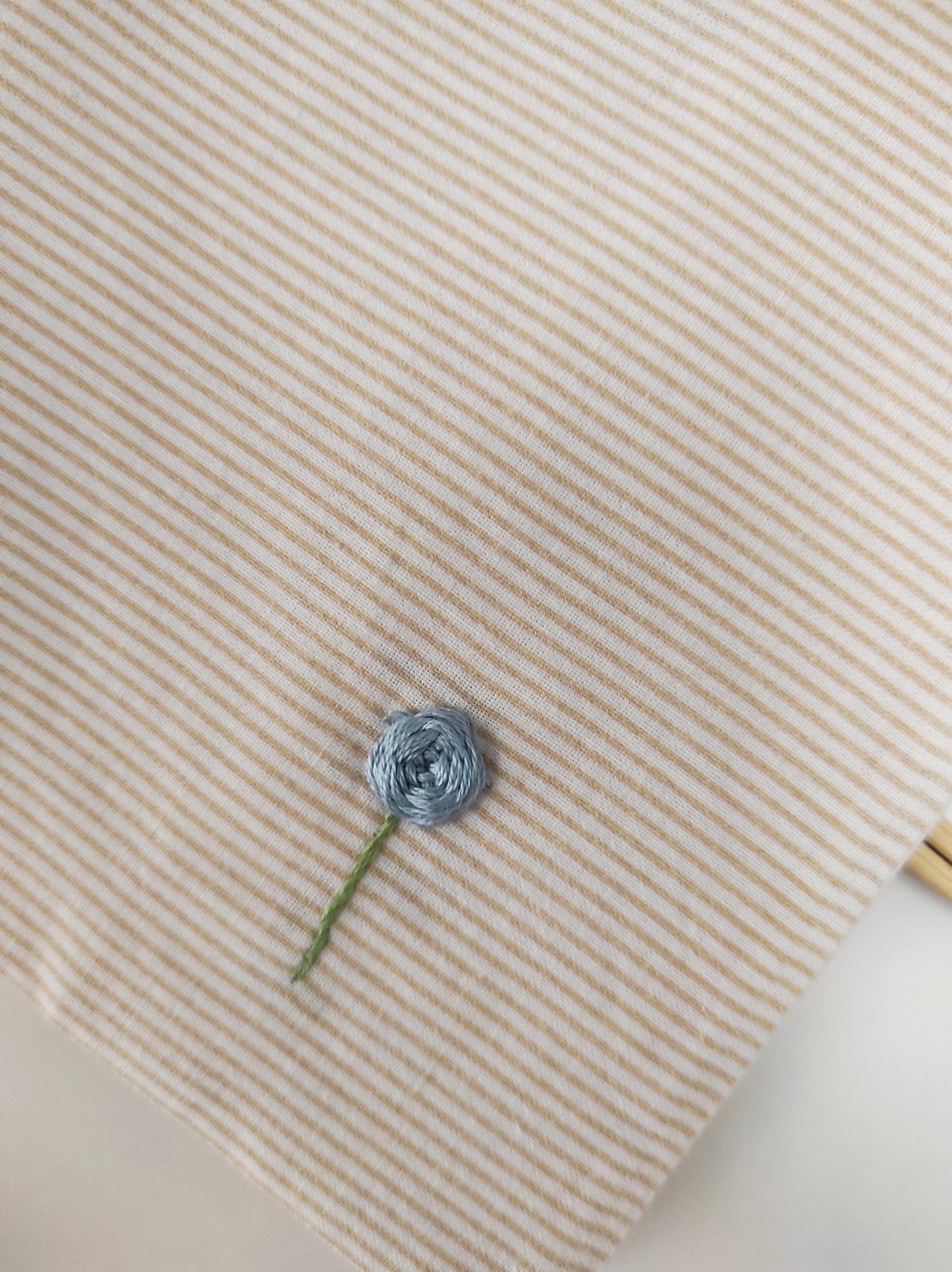 Mutterpass-Hülle handbestickt "eine blaue Blume"