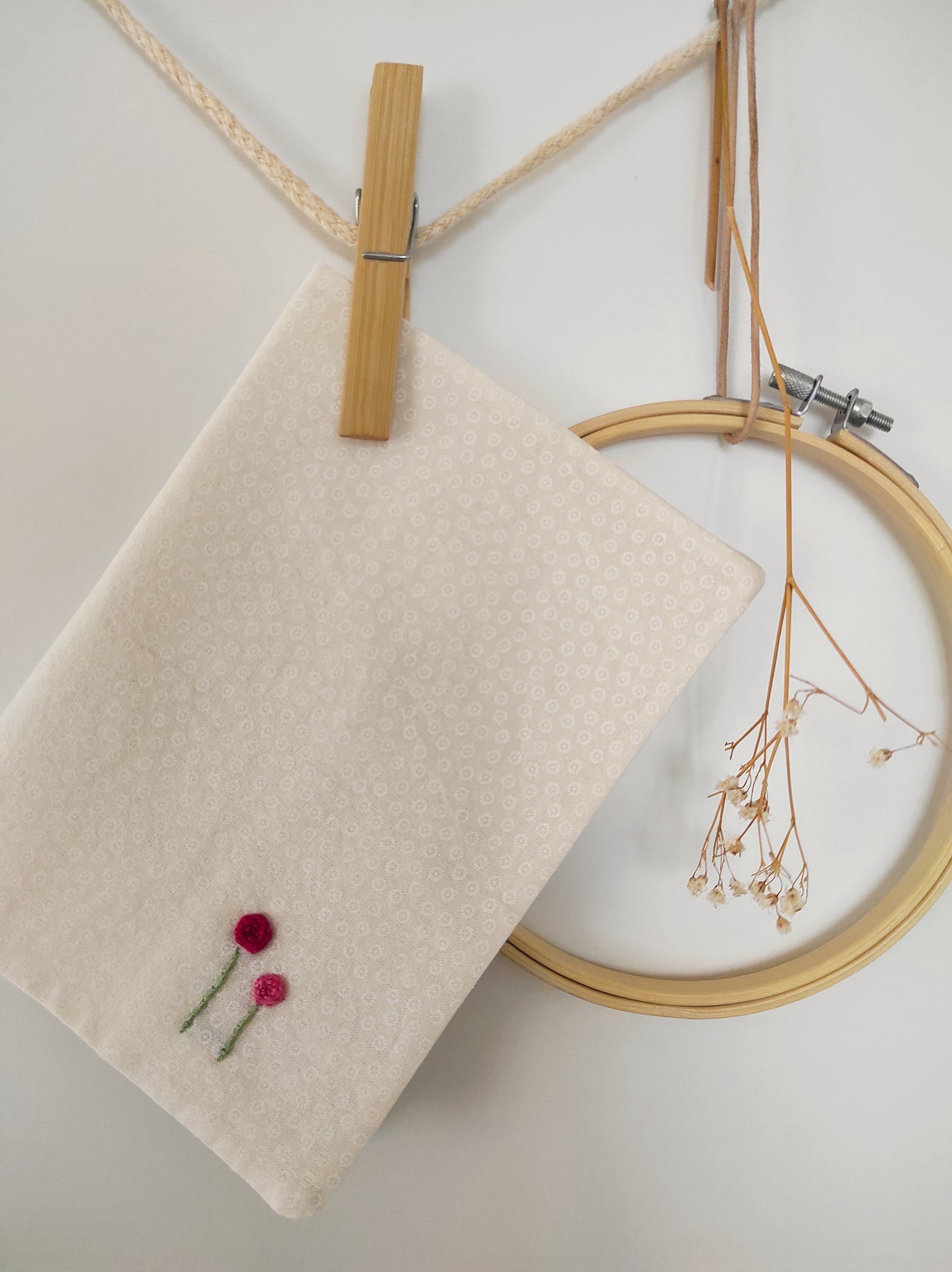 Mutterpass-Hülle handbestickt "zwei Blumen in rosa"