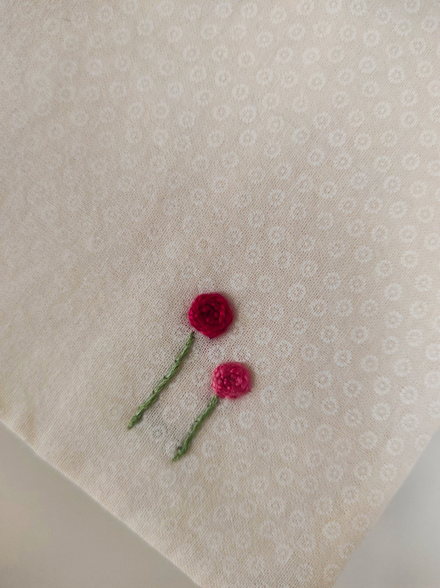 Mutterpass-Hülle handbestickt "zwei Blumen in rosa"