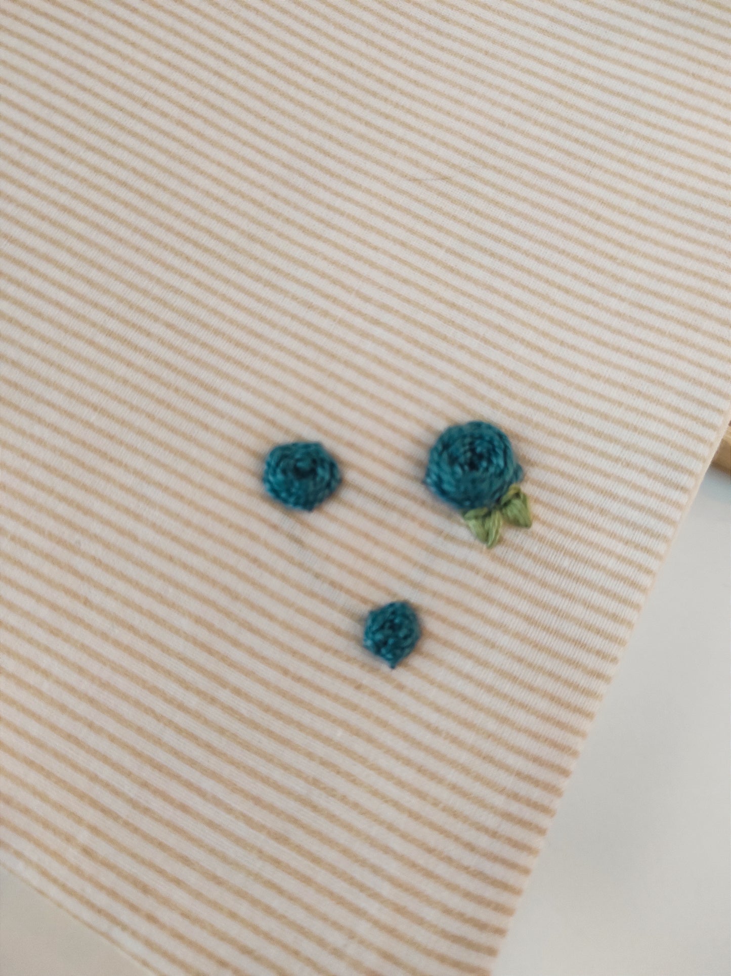 U-Heft Hülle handbestickt "drei blaue Blumen"