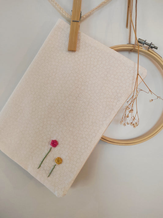 U-Heft Hülle handbestickt "zwei Blumen - gelb und rosa"