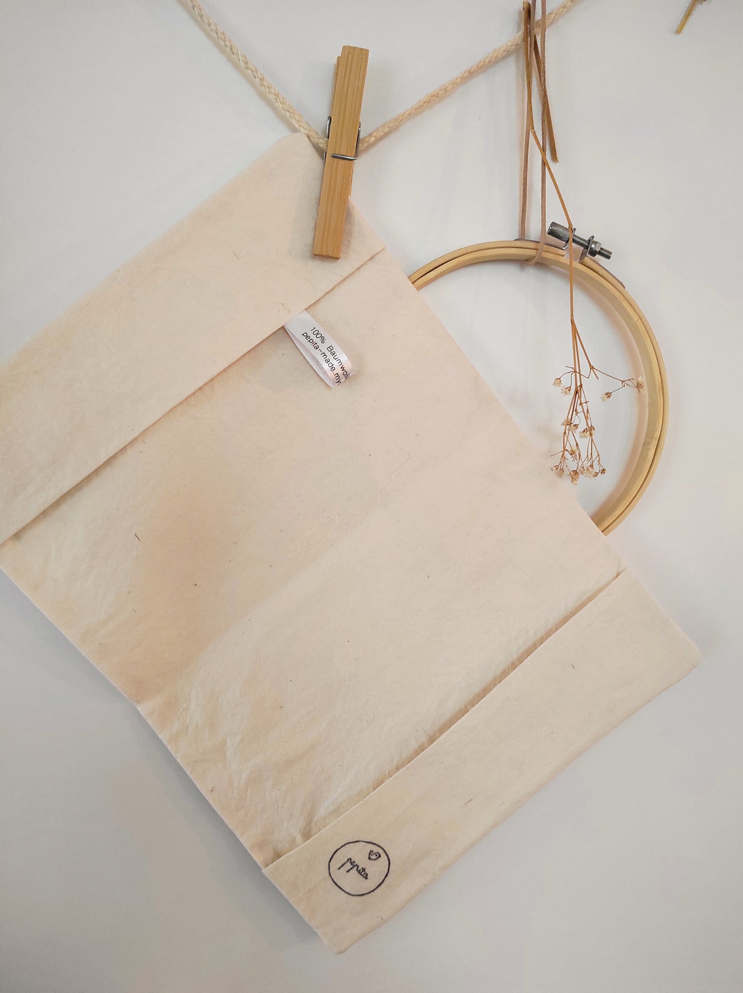 Mutterpass-Hülle handbestickt "zwei blaue Blümchen"